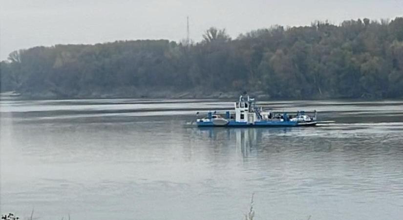 Leállt a komp motorja, utasaival sodródik a hajó Mohácson (videó)