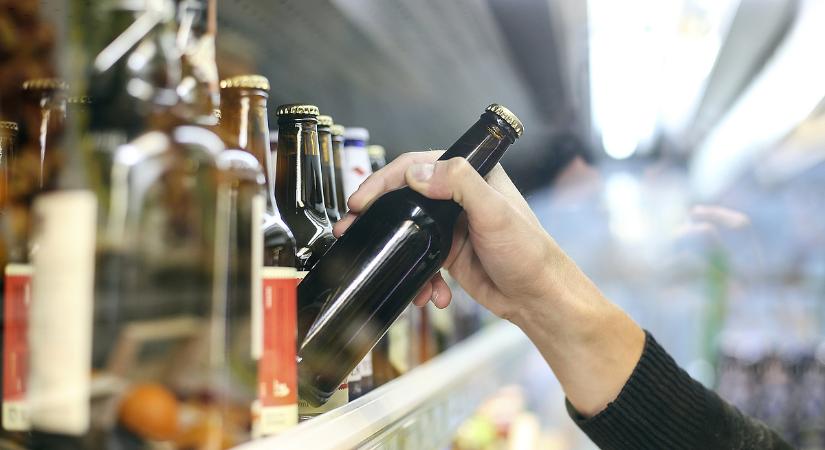 Döntött a kormány: kitiltják a kirakatokból az alkoholt