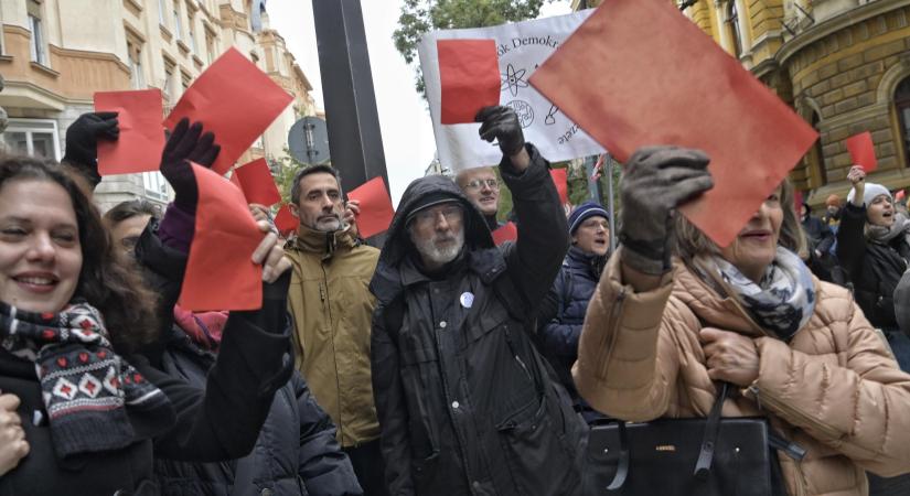 Demonstrációt tartottak a kutatóhálózat átalakítása ellen