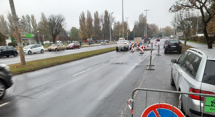 Nem elég, hogy tilosban parkolnak, a munkát is akadályozzák