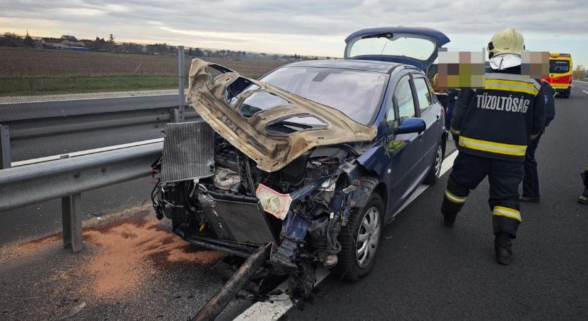 Totálkárosra tört egy autó az M86-os úton Szombathely közelében - fotók