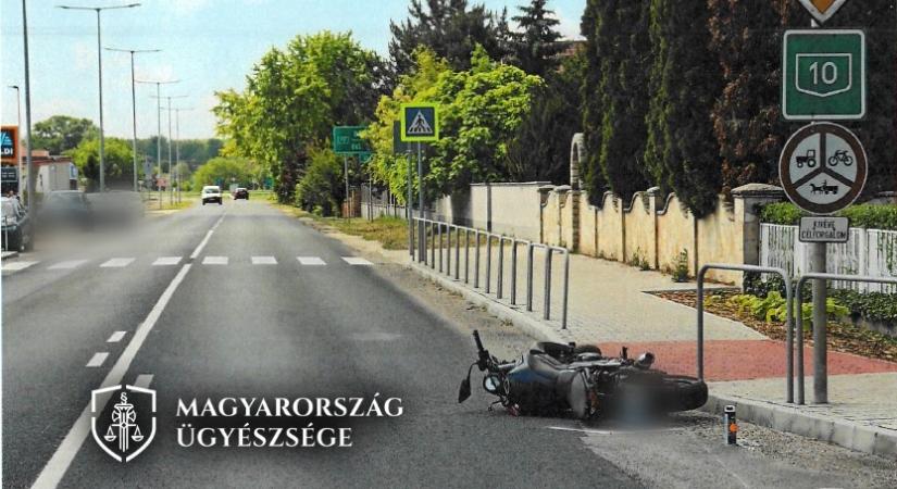 Ittasan menekült motorjával a rendőrök elől, balesetet is okozott