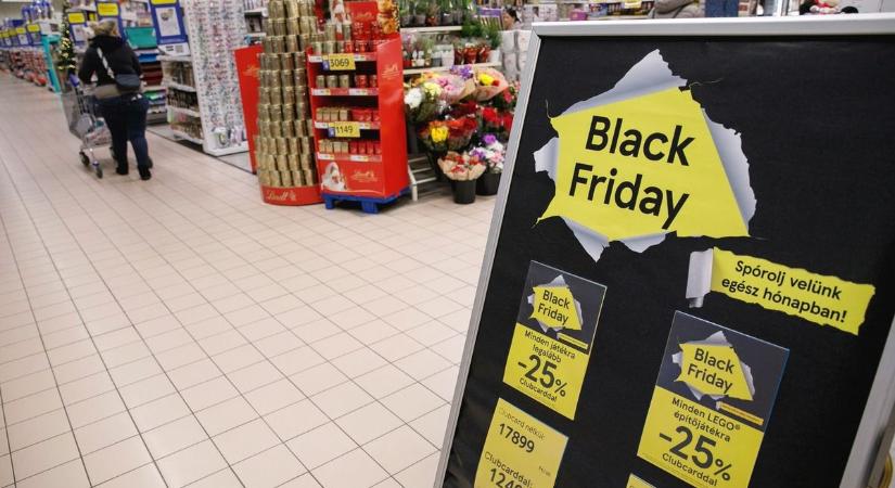 Black Friday: elözönlik az üzleteket a tömegek