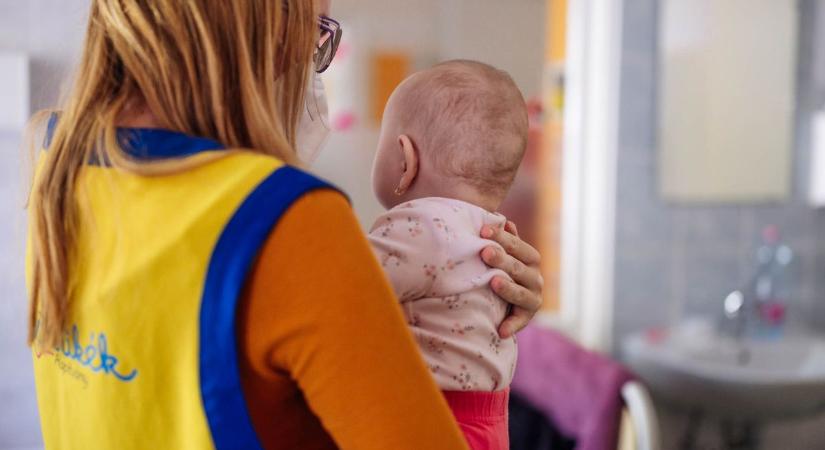 A kórházban hagyott gyerekek őrangyalai – Interjú a Nevetnikék Alapítvány vezetőjével