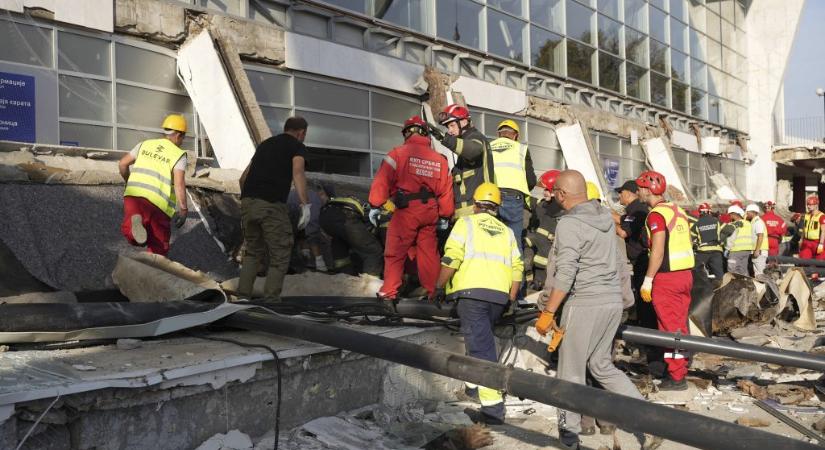 Csendes tiltakozással emlékeztek az újvidéki vasútállomáson történt tragédia áldozataira