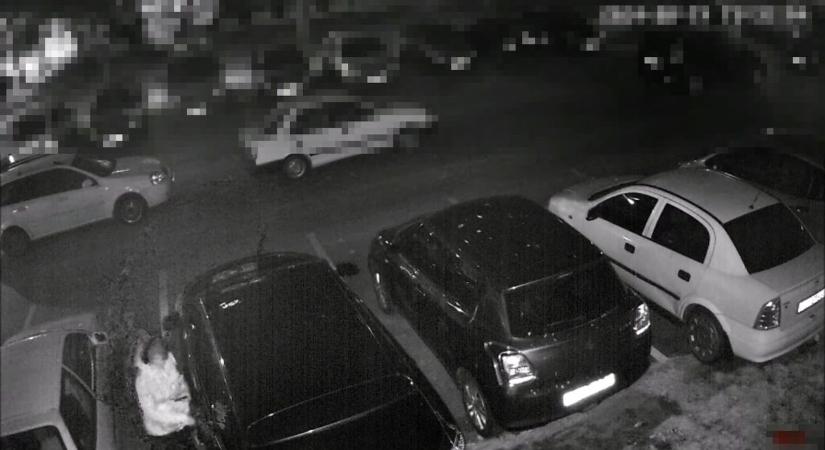 Parkoló autót rongált meg egy nő Debrecenben, keresi a rendőrség – videóval