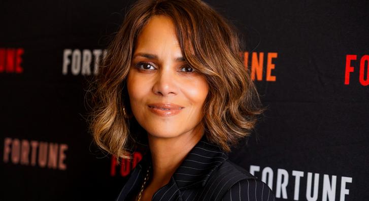 Halle Berry 22 év után újra felvette azt az áttetsző, ikonikus ruhát, amelyben annak idején átvette az Oscar-díját