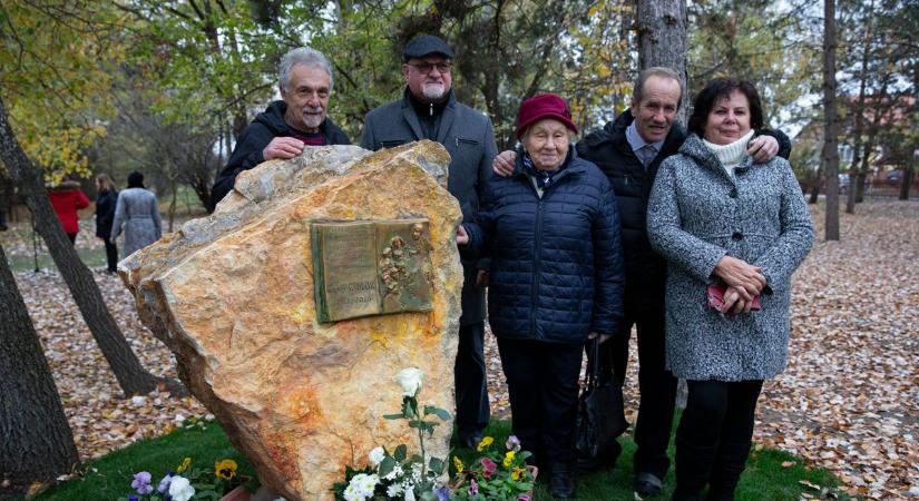 Az egykori iskolaigazgató emlékét őrzi az olasz szobrászművész alkotása – galériával, videóval