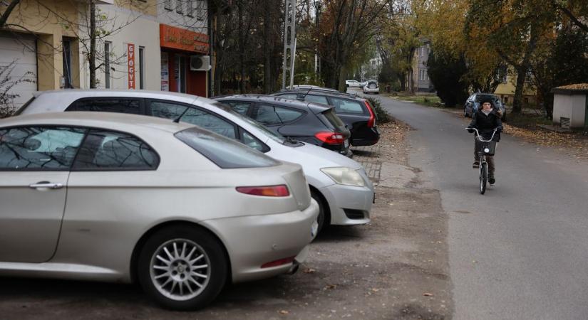 Fenyegetőzés, rongálás: ölre mennek az ingyenes parkolóhelyekért