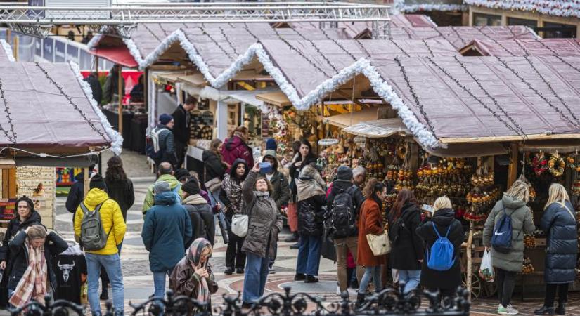 Lazacos lángos 7000 forintért – Megnyílt a karácsonyi vásár a Vörösmarty téren és a Szent István-bazilikánál