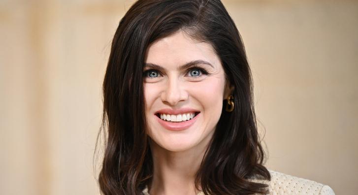 Alexandra Daddario kiposztolta, hogy nézett ki a teste 6 nappal a szülés után, nagyot megy a fotó az Instagramon