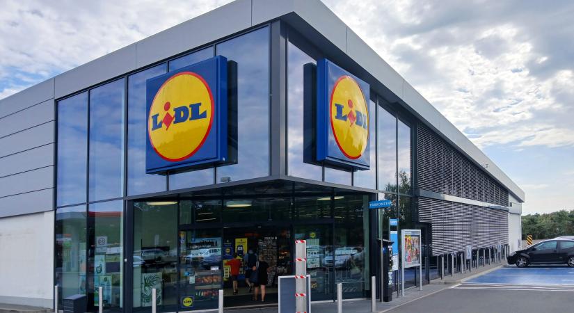 Brutális tömeg: utcán kígyózó sorok a Lidl-nél