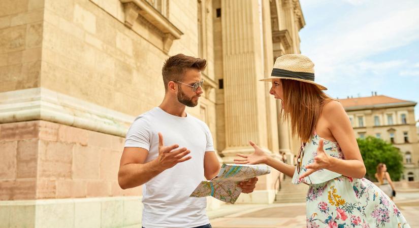 Furcsa plakát jelent meg Budapest utcáin, egy férfi nagyon rosszat csinált