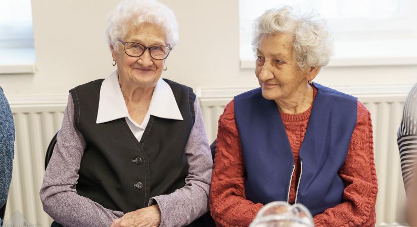 Megható nosztalgiával köszöntötték az időseket Gyirmóton