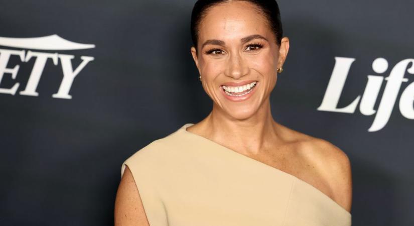 Kiderült! Ezért visel mindig földig érő nadrágot Meghan Markle!