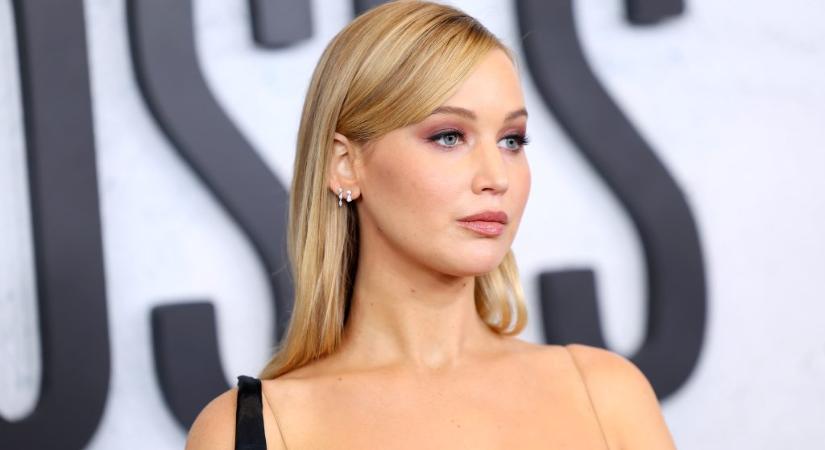 Terheshasát megmutatva vörös szőnyegezett Jennifer Lawrence, mindenki csak őt fotózta