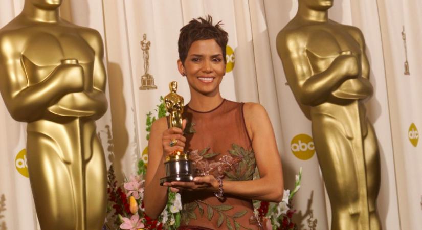 22 év után bújt bele a legendás Oscar-ruhájába Halle Berry - Videó