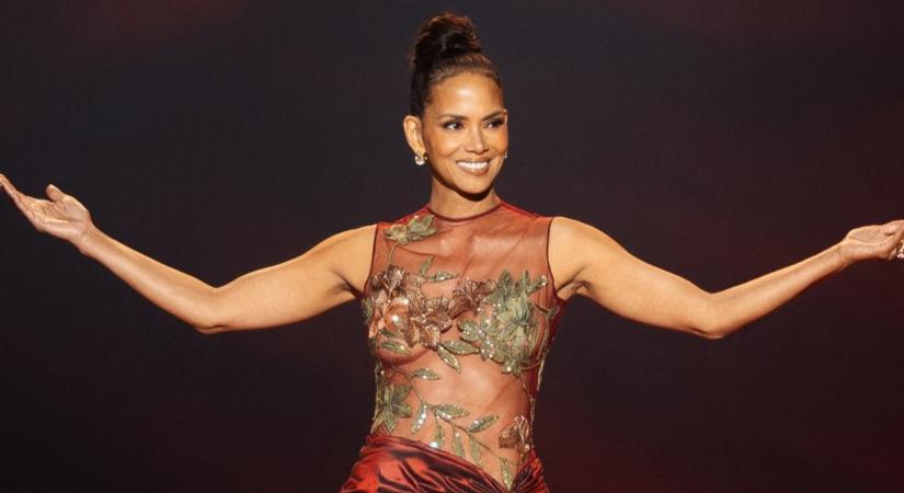 58 évesen is igazi szexszimbólum Halle Berry: ismét felvette átlátszó Oscar-ruháját, a mellei is kivillantak – fotó, videó