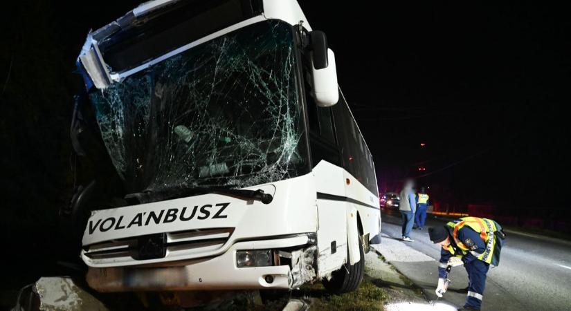 Vizsgálják a szolnoki buszbalesetet, a Volán ekkora összegre becsüli a kárt