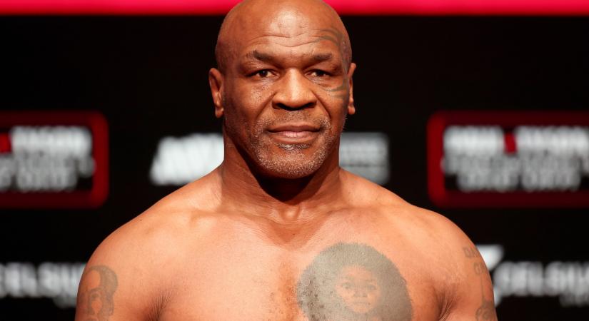 Mike Tyson pucér fenekét több millióan látták élő adásban a bokszmeccse előtt