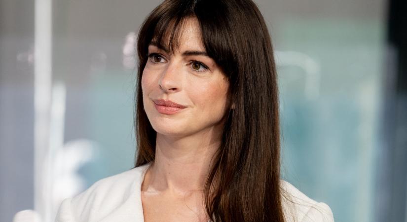 A 42 éves Anne Hathaway a modern francia sikk megtestesítője: csodás a címlapon