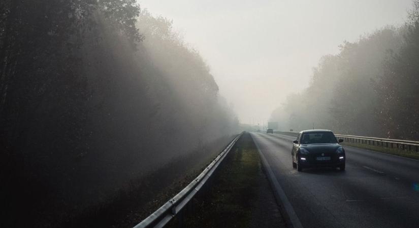 Köd nehezíti a közlekedést, nedvesek az utak a Tisza-tónál