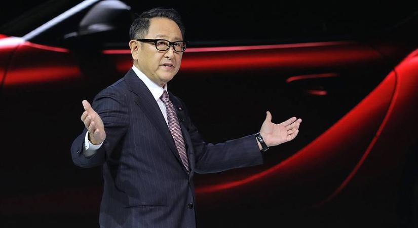 A Toyota elnöke szerint óriási baj lehet még a túltolt villanyautósdiból