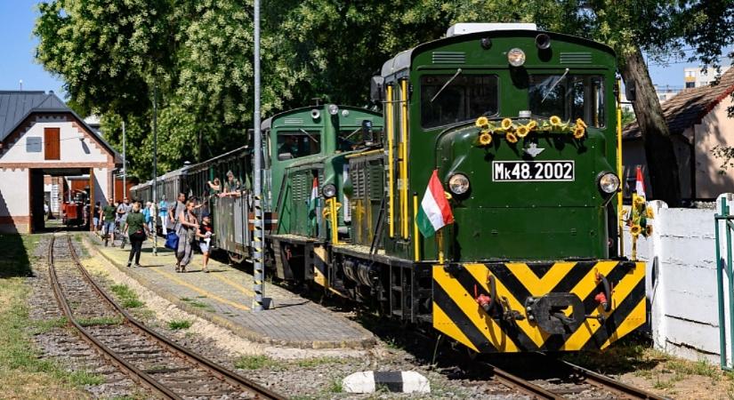 A DKV családjába került Debrecen egyik ikonikus közlekedési eszköze, a Zsuzsi Erdei Vasút – videóval