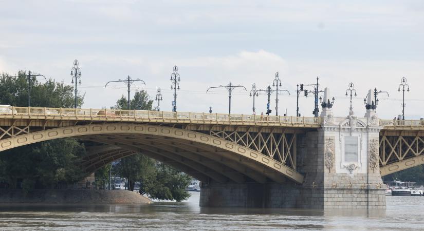 Belecsapódott egy autó a villamosmegállóba a Margit hídon