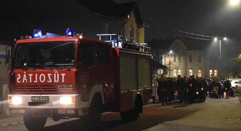 Szirénázó tűzoltóautó verte fel a teliholdas este csendjét Jászapátin – videóval