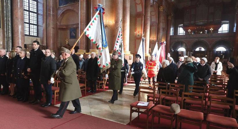 Az elhunyt egyenruhások emlékének adóztak a szombathelyi székesegyházban