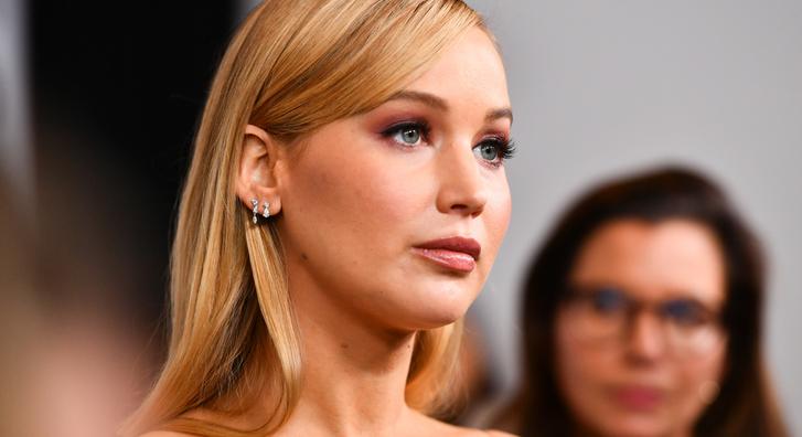 Jennifer Lawrence a vörös szőnyegen mutogatta terheshasát