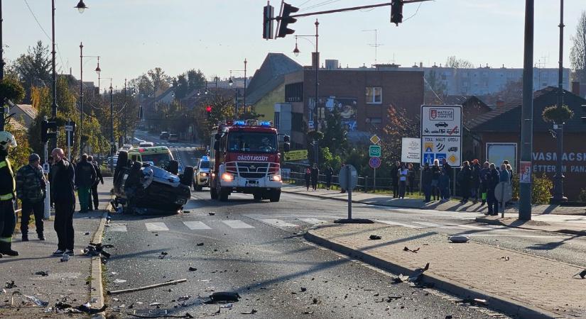 Hatalmas baleset történt: egy autó a feje tetejére áll, mentőhelikopter is érkezett fotók, videó