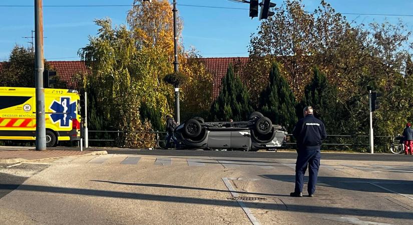 Hatalmas baleset a dél-komáromi Tescónál, tetejére borult egy autó