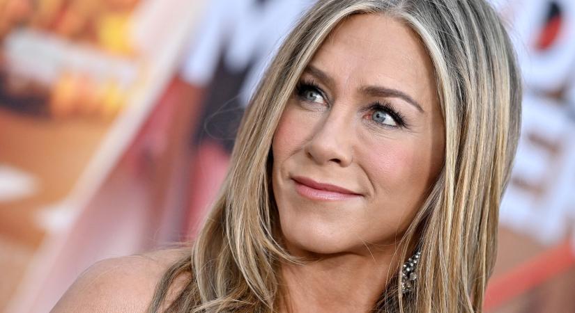 9 megfizethető alapdarab, amivel tökéletesen leutánozhatod Jennifer Aniston ruhatárát