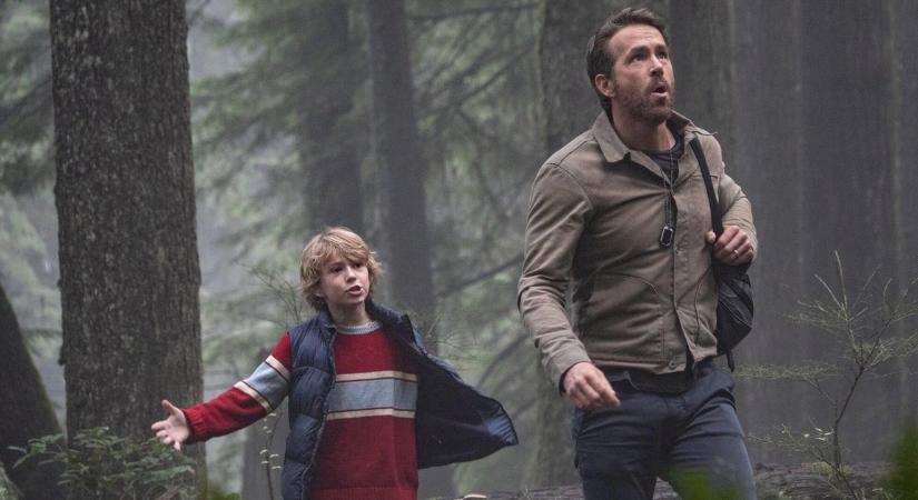 Mi történik, ha Ryan Reynolds találkozik saját tini énjével? Káosz, szarkazmus, és egy kis kvantumfizika! – Az Adam-projekt kritika