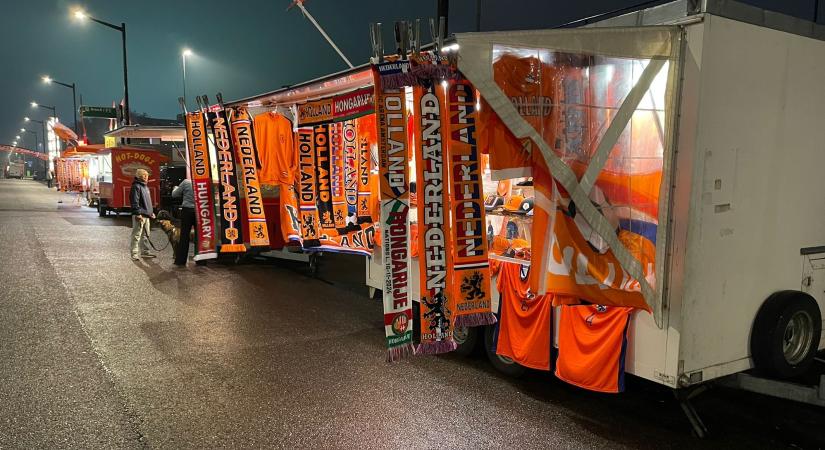 Holland-magyar felvezetés: A bárokban még többen vannak, mint a stadion előtt - fotók, videók