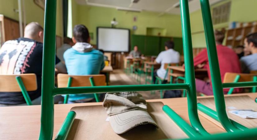 Egy gyönki középiskolát azzal hirdetnek, hogy nincsenek a városban alkoholista hajléktalanok