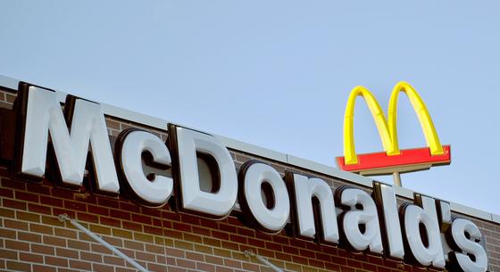 Elképesztő összeget költ a McDonald’s arra, hogy az E. coli-botrány után visszacsábítsa az embereket az éttermeibe