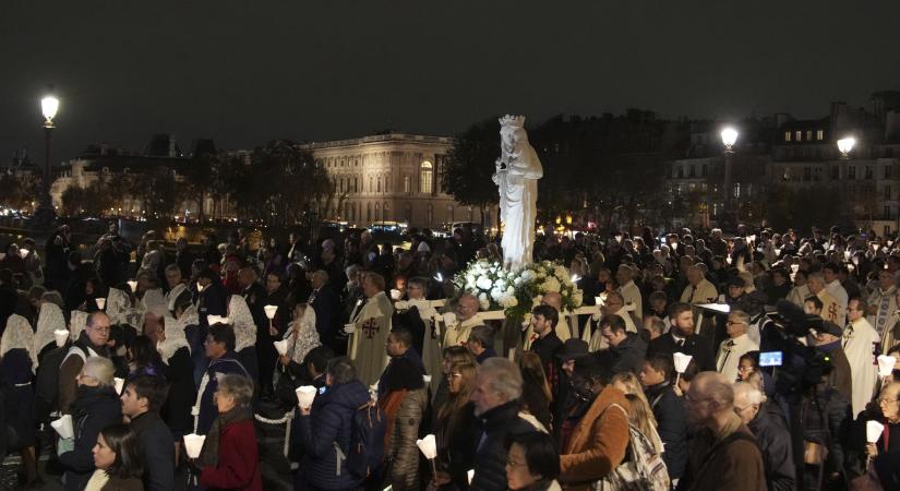 Visszakerült a Notre-Dame-ba a híres csodaszobor