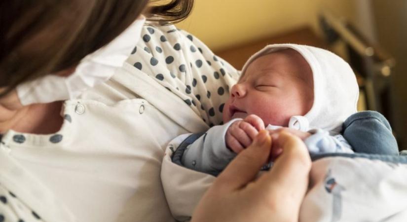 Milyen esélyekkel indul egy elhagyott csecsemő a magánkórházban születetthez képest?