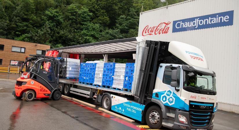 A Coca-Cola teszteli a Toyota melléktermékként tiszta vizet kibocsátó hidrogén üzemanyagcellás teherautóit