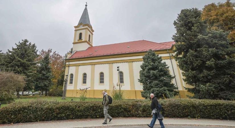 A mórahalmi templom titkai: legendák, felújítások és üvegablakok meséje – galériával