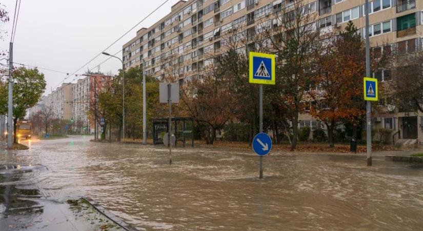 Hatalmas csőtörés miatt bokáig ér a víz Budapest XIV. kerületében