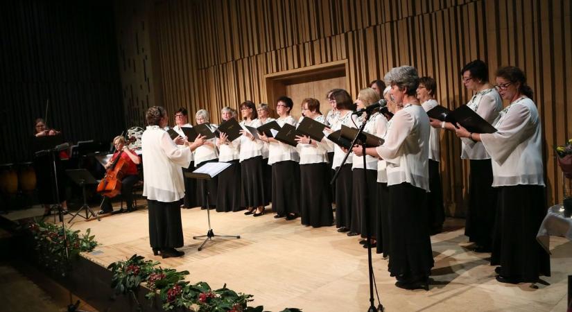 Jubileumi koncertet adott a Sárvári Pedagógus Női Kar - fotók