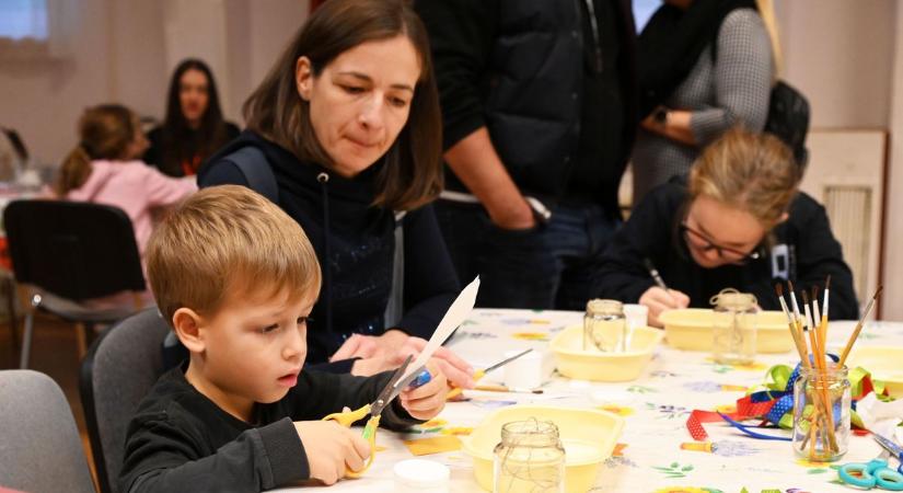 A gyerekek még sosem láttak olyan tollat, amilyet most a kezükbe vehettek – galériával