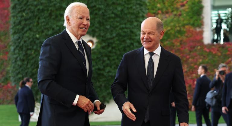 Joe Bidenhez hasonlóan állítanák félre Olaf Scholzot