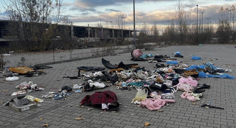 Szemétlerakó lett egy stadion parkolójából, Orbán Viktornak és a Mol-nak is nekimentek