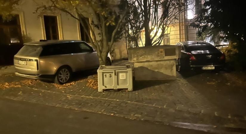 A veszprémi főtéren parkolnak a Simicska család autói