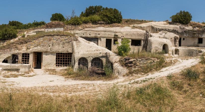 Pokorny Lia: Hihetetlen mennyien laktak a noszvaji barlanglakásokban